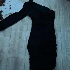 black one sleeve tight mini dress
